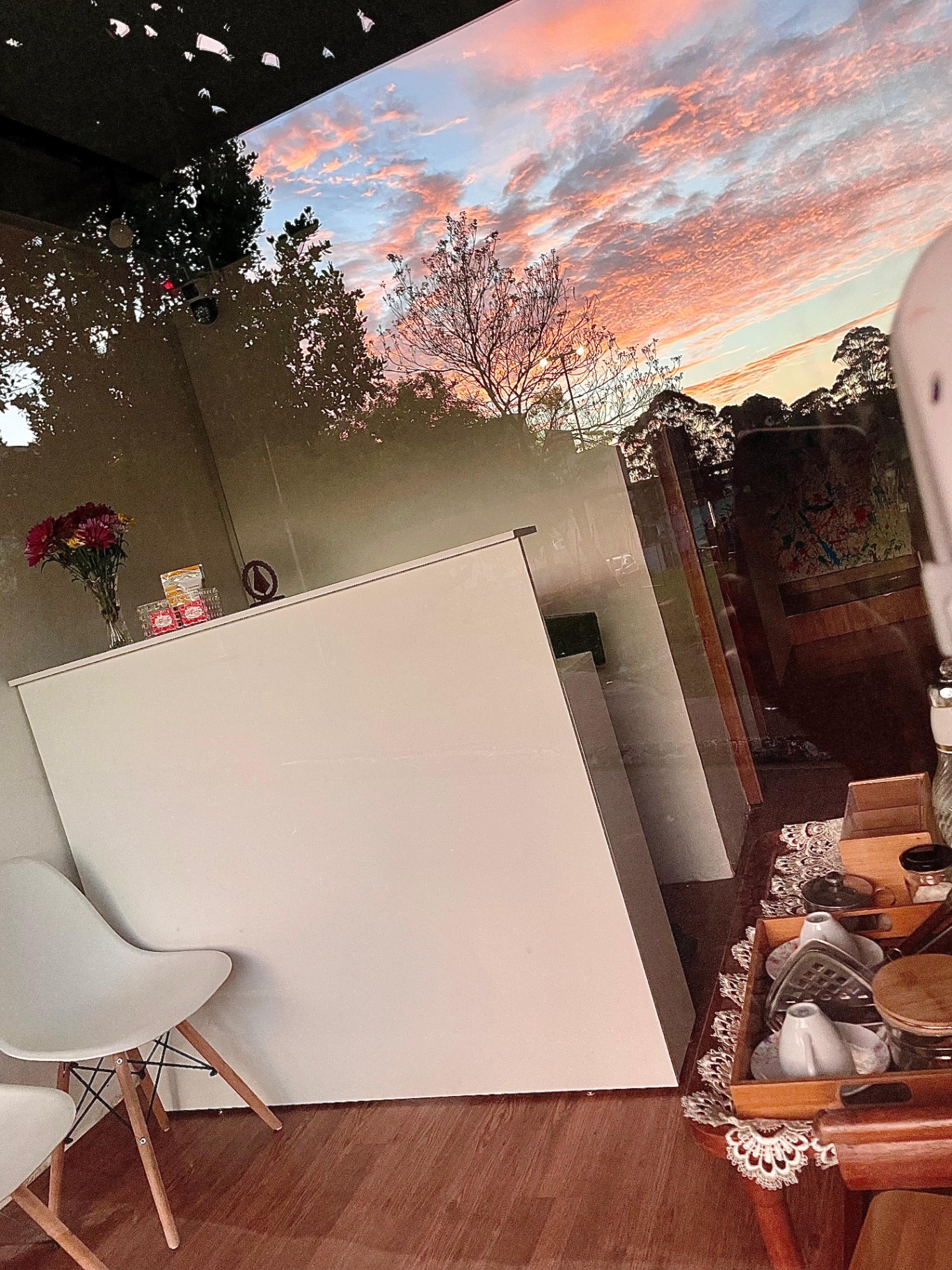 Recepção da clínica com vista para o pôr do sol