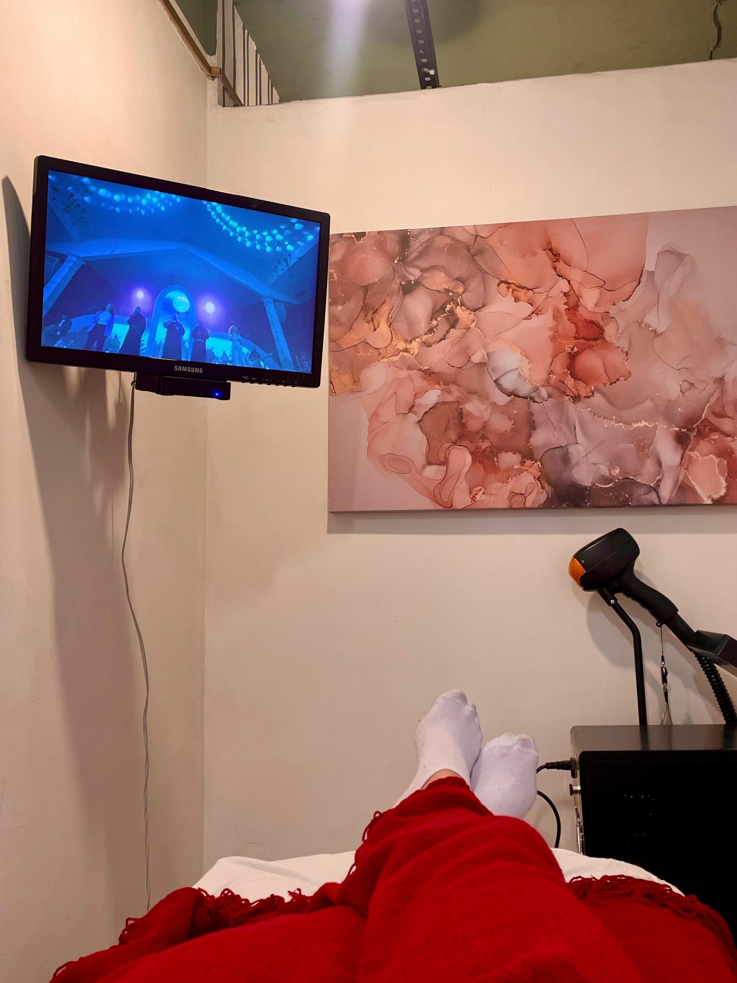 Sala com TV e equipamento Soprano Titanium